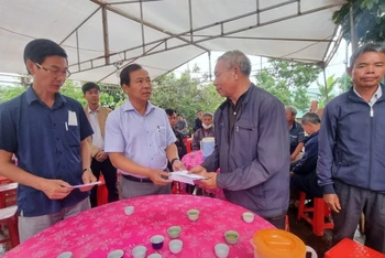 Đại diện Ban An toàn Giao thông tỉnh Gia Lai đến thăm, động viên gia đình anh Nguyễn Quang H.