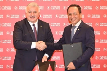 Đại diện lãnh đạo Turkish Airlines và Vietnam Airlines ký hợp tác liên danh.