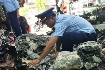 Lực lượng Quản lý thị trường tỉnh Đắk Lắk kiểm tra, phát hiện một số hộ kinh doanh quần áo rằn ri, quân phục không rõ nguồn gốc, xuất xứ. 