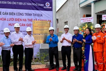 Các đại biểu làm lễ gắn biển công trình “Ngầm hóa lưới điện tại xã đảo Thạnh An.
