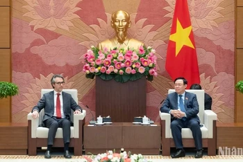 Chủ tịch Quốc hội Vương Đình Huệ tiếp Đại sứ, Trưởng Phái đoàn Liên minh châu Âu tại Việt Nam Giorgio Aliberti. (Ảnh Duy Linh)