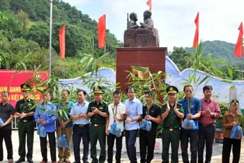 Cán bộ, chiến sĩ Đồn biên phòng Ba Sơn, Cao Lộc (Lạng Sơn), trao tặng giống cây tre Bát độ cho bà con xã Cao Lâu (Cao Lộc).