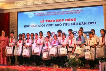 Trao học bổng cho học sinh nghèo vượt khó tiêu biểu tại tỉnh Thừa Thiên Huế năm 2023.
