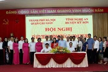 Quận Cầu Giấy (Hà Nội) ký kết hợp tác giúp huyện Kỳ Sơn (Nghệ An) tháo gỡ khó khăn.