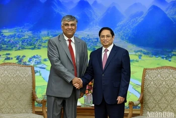 Thủ tướng Phạm Minh Chính và ông Sanjaya Panth, Phó Vụ trưởng Vụ châu Á-Thái Bình Dương của Quỹ Tiền tệ Quốc tế (IMF).