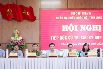 Đại biểu Quốc hội Trung ương và tỉnh tiếp xúc cử tri thành phố Tân An.