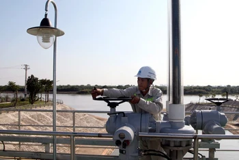 Dây chuyền sản xuất nước sạch tại Nhà máy nước mặt sông Đuống. 