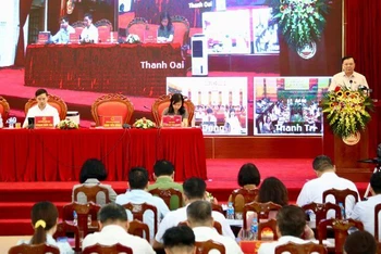 Đồng chí Đinh Tiến Dũng trao đổi với các cử tri sáng 29/6.