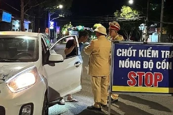 Lực lượng cảnh sát giao thông kiểm tra nồng độ cồn người điều khiển ô-tô.