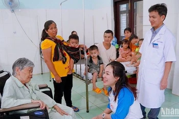 Giám đốc Chương trình Smile Train Việt Nam Trần Huyền Trang thăm các bệnh nhân bị dị tật khe hở môi-vòm miệng được phẫu thuật điều trị tại Bệnh viện.