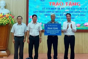 Tổng Giám đốc Bảo hiểm xã hội Việt Nam Nguyễn Thế Mạnh trao tặng số bảo hiểm xã hội, thẻ bảo hiểm y tế cho các địa phương của tỉnh Quảng Bình.