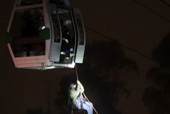 Giải cứu hành khách mắc kẹt trên cabin cáp treo. (Nguồn: AFP)