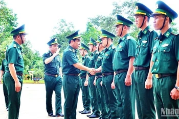 Trung tướng Lê Đức Thái cùng đoàn công tác Bộ Tư lệnh Bộ đội Biên phòng đến thăm và kiểm tra Đồn Biên phòng Serepok. Ảnh: Nguyễn Dân.