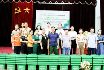 Công ty Trách nhiệm hữu hạn khai thác chế biến khoáng sản Núi Pháo tặng 1.500 thùng đựng rác cho người dân xã Hà Thượng, huyện Đại Từ, Thái Nguyên.