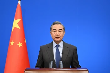 Ông Vương Nghị phát biểu tại một hội nghị trực tuyến ở Bắc Kinh ngày 25/12/2022. (Ảnh: THX/TTXVN)