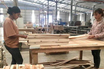 Sản xuất đồ gỗ xuất khẩu tại Công ty cổ phần gỗ nguyên liệu TAVICO (Đồng Nai).