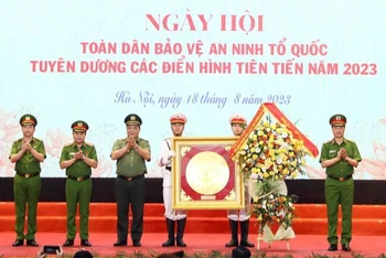 Thứ trưởng Công an, Trung tướng Nguyễn Duy Ngọc tặng hoa Ban Chỉ đạo 138 thành phố Hà Nội.