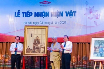 Tiếp nhận bức tranh sơn dầu "Bác Hồ viết Tuyên ngôn độc lập" của họa sĩ Văn Giáo do ông Đoàn Văn Đức (ngoài cùng bên phải) hiến tặng.