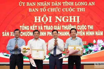 Lãnh đạo tỉnh Long An trao thưởng giải nhất phát thanh và truyền hình cho Trung tâm văn hóa huyện Cần Giuộc và thành phố Tân An, Long An.