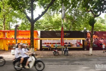Tại đường Phan Đình Phùng (Ba Đình, Hà Nội), những ki-ốt bán bánh Trung thu đã được dựng lên từ rất sớm để phục vụ nhu cầu mua bán của người dân.