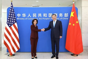 Bộ trưởng Thương mại Trung Quốc Vương Văn Đào và Bộ trưởng Thương mại Mỹ Gina Raimondo. (Ảnh: mofcom.gov.cn)