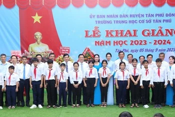 Đồng chí Nguyễn Trọng Nghĩa trao quà cho các em học sinh nghèo huyện Tân Phú Đông.