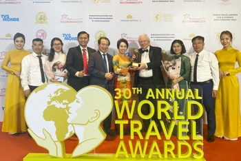 Đại diện Sở Văn hóa, Thể thao và Du lịch tỉnh Hà Giang nhận giải thưởng tại Lễ trao giải vừa qua. (Ảnh: BTC cung cấp)