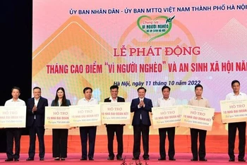 Lãnh đạo thành phố Hà Nội hỗ trợ nhà Đại đoàn kết cho các địa phương.