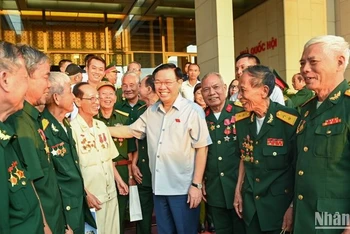 Chủ tịch Quốc hội Vương Đình Huệ với các đại biểu tại buổi gặp mặt.
