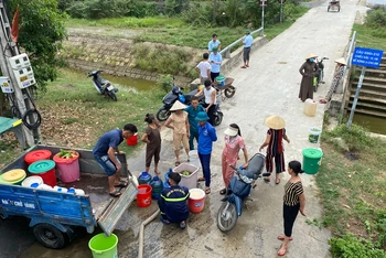 Chi nhánh cấp nước Hồng Lĩnh chở nước bằng xe bồn cung cấp cho người dân ở khu vực cuối mạng lưới đường dẫn nước.
