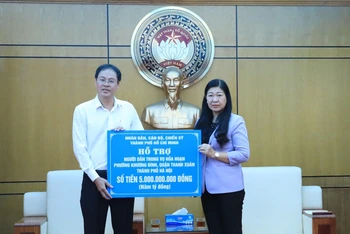 Chủ tịch Ủy ban Mặt trận Tổ quốc Việt Nam thành phố Hà Nội tiếp nhận 5 tỷ đồng từ Đảng bộ, chính quyền, cán bộ, chiến sĩ và nhân dân Thành phố Hồ Chí Minh ủng hộ nạn nhân vụ cháy,