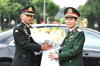 Thượng tướng Nguyễn Tân Cương đón Đại tướng Chalermphon Srisawasdi tại Trụ sở Bộ Quốc phòng. 