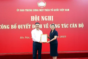 Phó Chủ tịch Ủy ban Trung ương Mặt trận Tổ quốc Việt Nam Trương Thị Ngọc Ánh trao quyết định cho nhà báo Trần Bảo Trung. 