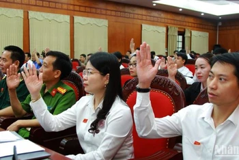 Các đại biểu Hội đồng nhân dân tỉnh Sơn La khóa 15 biểu quyết nhất trí thông qua các nghị quyết tại kỳ họp.