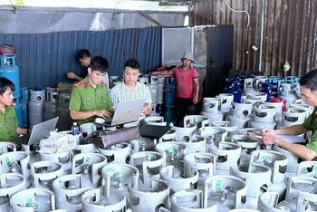 Lực lượng công an bắt quả tang Công ty Trách nhiệm hữu hạn Toàn Năng Phát sản xuất gas giả một số nhãn hiệu nổi tiếng.