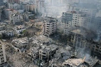 Những tòa nhà bị phá hủy sau các cuộc không kích của Israel xuống thành phố Gaza, ngày 10/10/2023. (Ảnh: AFP/TTXVN)