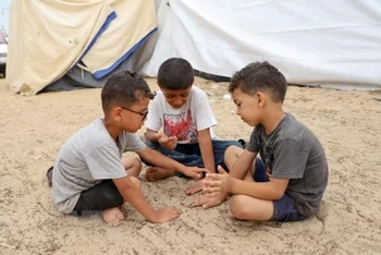 Trẻ em Palestine tại một trại tạm ở thành phố Khan Younis, miền Nam Dải Gaza ngày 27/10/2023. (Ảnh: THX/TTXVN)