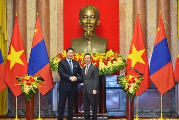 Chủ tịch nước Võ Văn Thưởng và Tổng thống Mông Cổ Ukhnaagiin Khurelsukh sau buổi gặp gỡ báo chí.