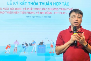 Tổng Biên tập Nguyễn Phan Khuê phát biểu chào đón FPT Play và LalaTV đến với Tòa soạn Báo Thiếu niên Tiền phong và Nhi đồng.
