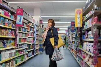 Người dân mua sắm tại một siêu thị ở Manchester, Anh. (Ảnh: THX/TTXVN)