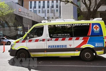 Xe cứu thương chuyển bệnh nhân tới bệnh viện ở Melbourne, Australia. (Ảnh: AFP/TTXVN)