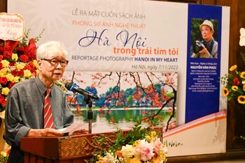 Nhà báo, nghệ sĩ nhiếp ảnh Nguyễn Văn Phúc chia sẻ tại buổi lễ ra mắt sách. (Ảnh: DUY LINH).
