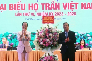 Bí thư Tỉnh ủy Thái Bình Ngô Đông Hải (bên phải) tặng hoa chúc mừng Đại hội. (Ảnh: MAI TÚ)