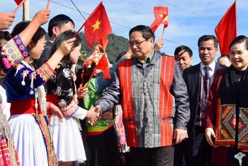 Thủ tướng Phạm Minh Chính tới dự Ngày hội Đại đoàn kết toàn dân tộc tại xã Sà Dề Phìn, huyện Sìn Hồ.