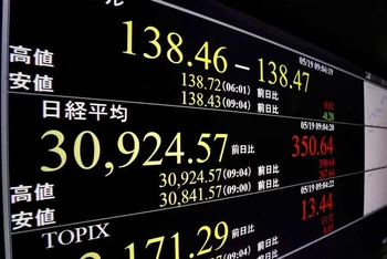 Màn hình điện tử hiển thị chỉ số chứng khoán Nikkei tại Tokyo (Nhật Bản) ngày 19/5/2023. (Ảnh: Kyodo/TTXVN)