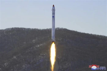 Hình ảnh do Hãng Thông tấn Triều Tiên (KCNA) đăng phát ngày 19/12/2022 về vụ phóng thử tên lửa mang vệ tinh thực nghiệm tại bãi phóng vệ tinh Sohae ở Tongchang-ri. (Ảnh: AFP/TTXVN)