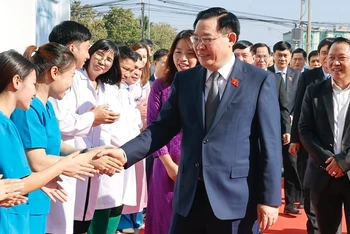 Chủ tịch Quốc hội Vương Đình Huệ với cán bộ, bác sĩ, y tá của Bệnh viện quốc tế La Vie. (Ảnh: Doãn Tấn-TTXVN)