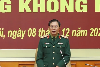 Thượng tướng Nguyễn Tân Cương phát biểu ý kiến tại hội nghị.