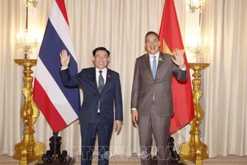 Chủ tịch Quốc hội Vương Đình Huệ hội kiến Thủ tướng Vương quốc Thái Lan Srettha Thavisin. (Ảnh: Doãn Tấn/TTXVN)
