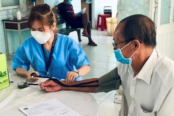Bác sĩ Trạm y tế xã Tân Thạnh Tây, huyện Củ Chi, Thành phố Hồ Chí Minh thăm khám cho bệnh nhân. (Ảnh minh họa/MAI ANH)